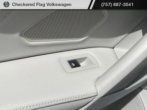 Used 2023 Volkswagen Tiguan SE w/ Panoramic Sunroof Package FWD image 25