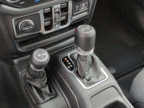 Used 2025 Jeep Wrangler Unlimited Sahara w/ Safety Group AWD/4WD image 14