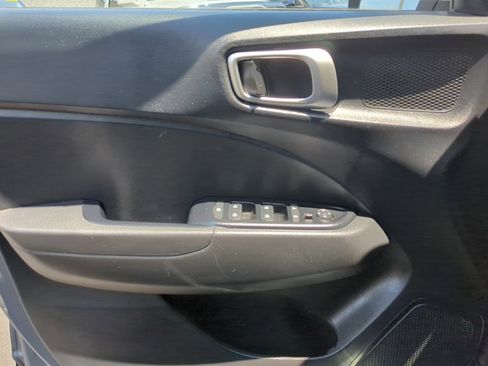 Used 2020 Hyundai Venue SEL FWD image 28