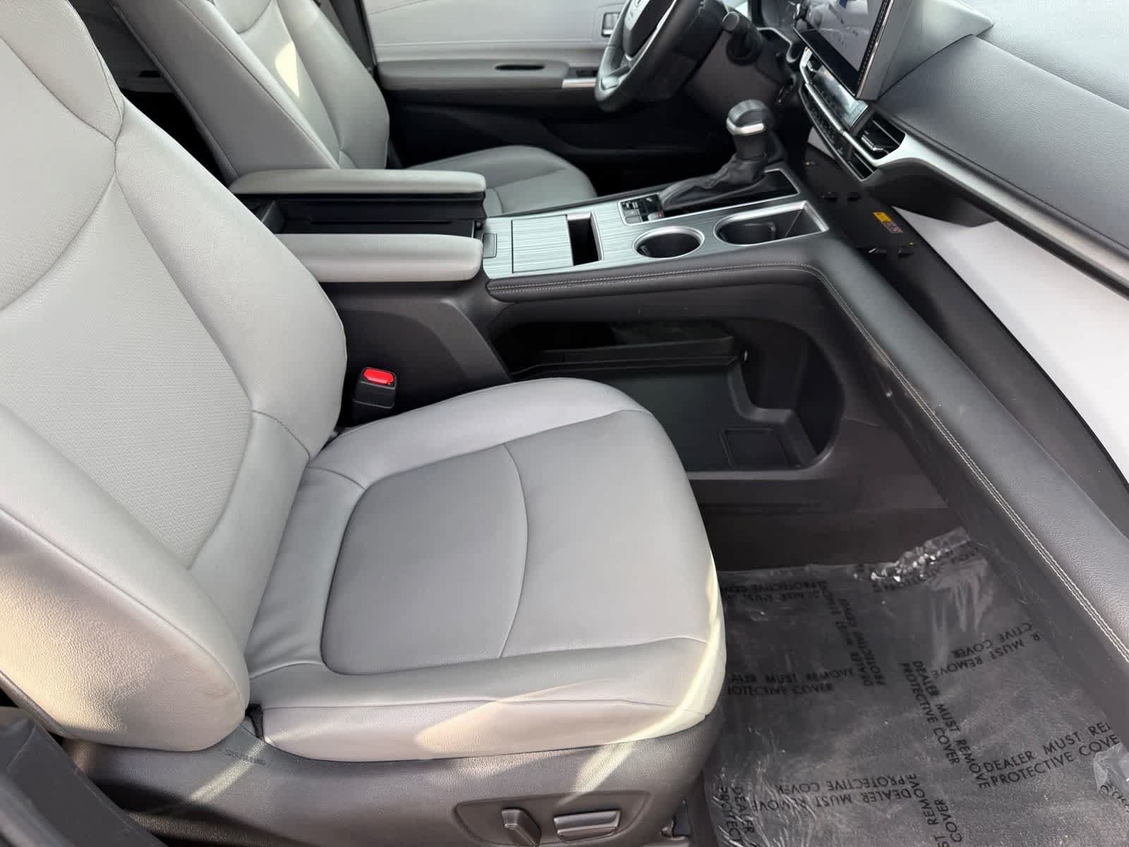Used 2025 Toyota Sienna XLE FWD image 35
