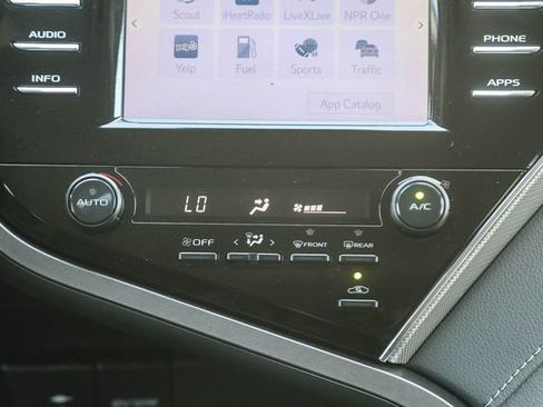 Used 2018 Toyota Camry SE w/ Moonroof Package FWD image 15
