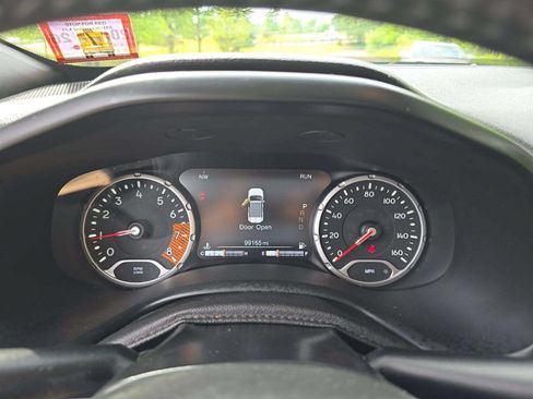 Used 2019 Jeep Renegade Limited w/ UConnect 8.4 Nav Group AWD/4WD image 4