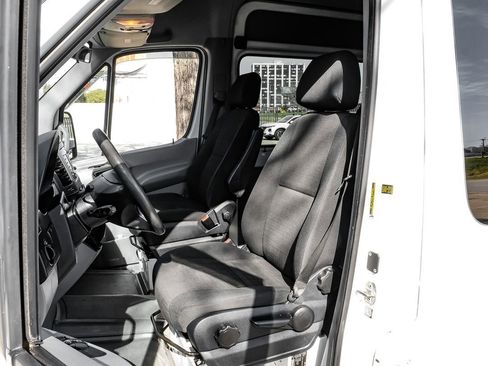 Used 2015 Mercedes-Benz Sprinter 2500 image 25