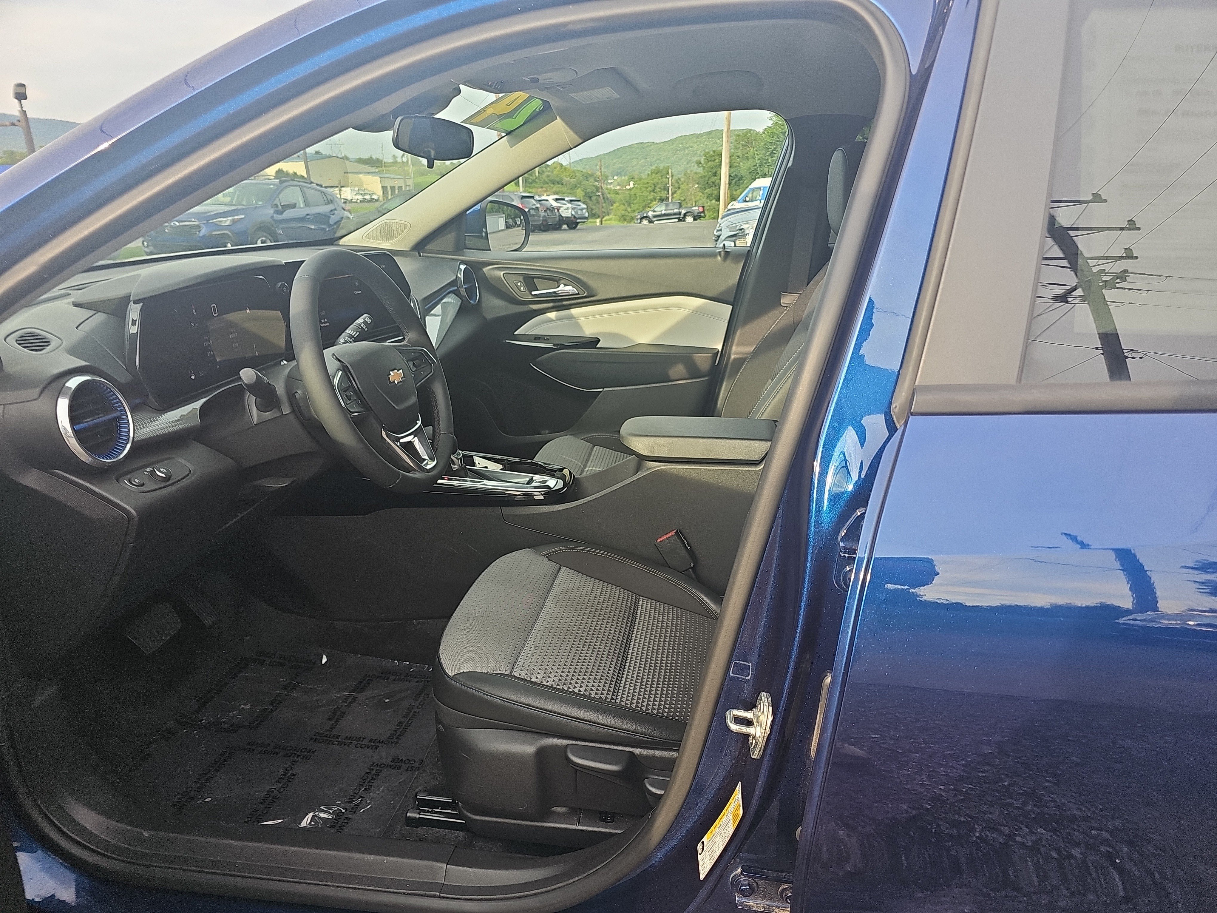 Used 2024 Chevrolet Trax LT w/ LT Convenience Package FWD image 12