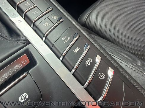 Used 2018 Porsche Macan Sport Edition AWD/4WD image 33
