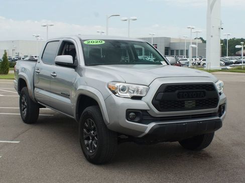 Used 2020 Toyota Tacoma SR5 RWD image 2