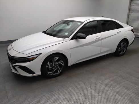 Used 2025 Hyundai Elantra Sport FWD image 2