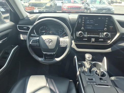Used 2021 Toyota Highlander XLE AWD/4WD image 9