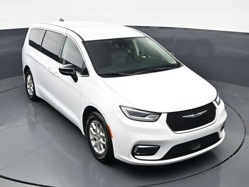 Used 2024 Chrysler Pacifica Touring-L FWD image 35