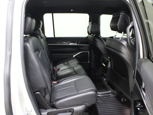 Used 2022 Jeep Wagoneer Series III AWD/4WD image 28