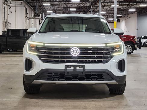 Used 2024 Volkswagen Atlas SE w/ Panoramic Sunroof Package image 2