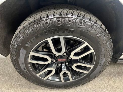 Used 2024 GMC Yukon XL AT4 w/ AT4 Premium Package AWD/4WD image 13