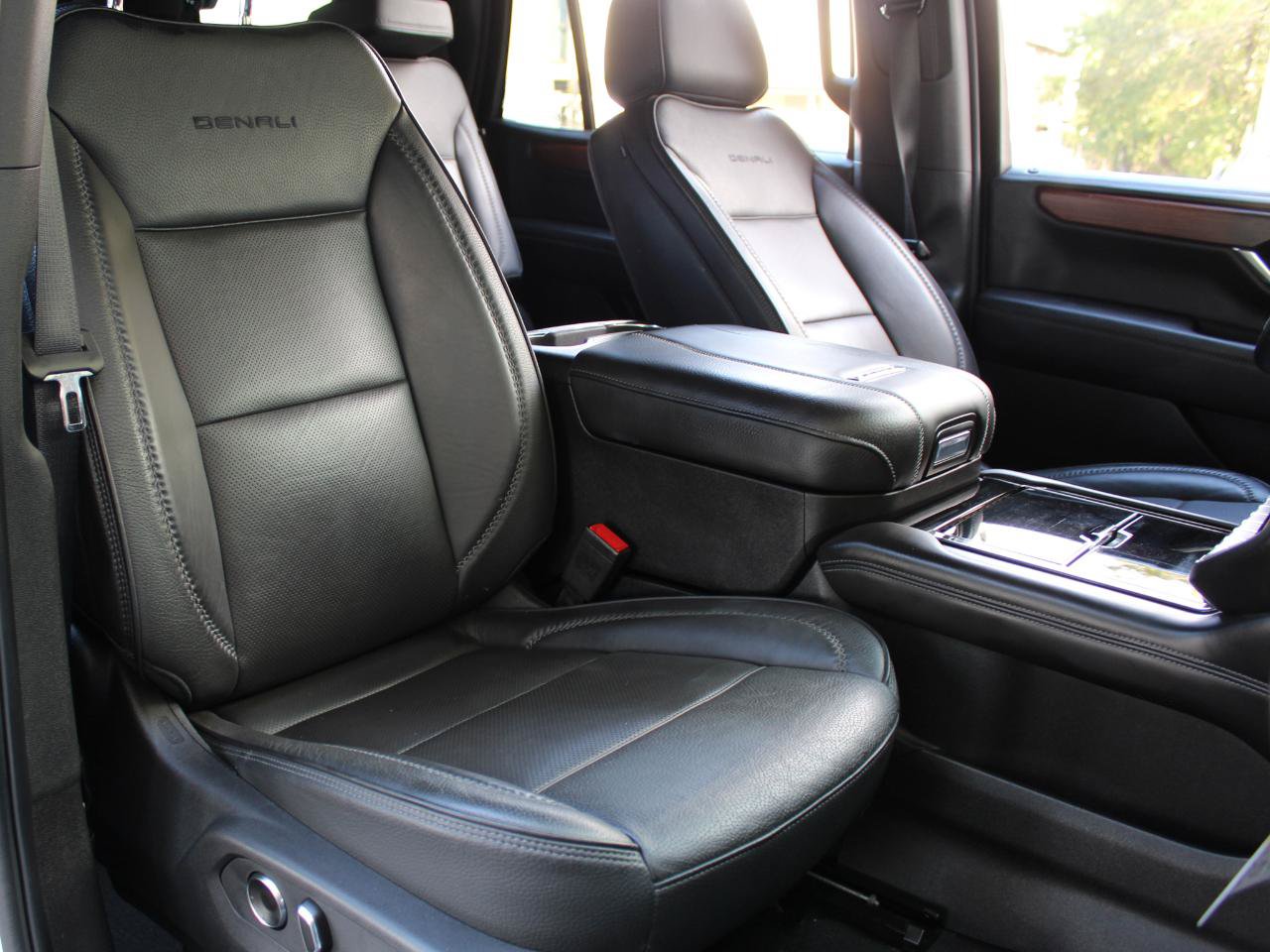 Used 2025 GMC Yukon Denali RWD image 31