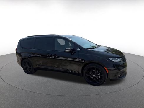 Used 2025 Chrysler Pacifica Limited FWD image 2