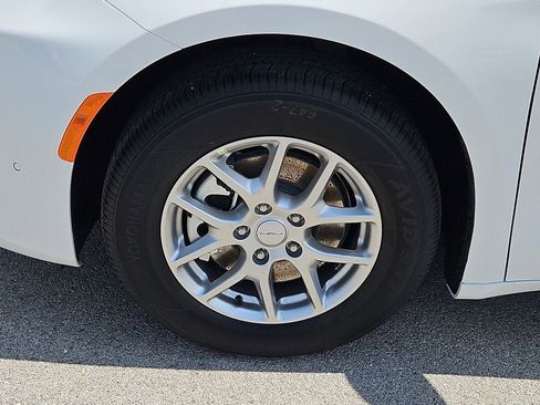 New 2027 Chrysler Pacifica Select FWD image 13