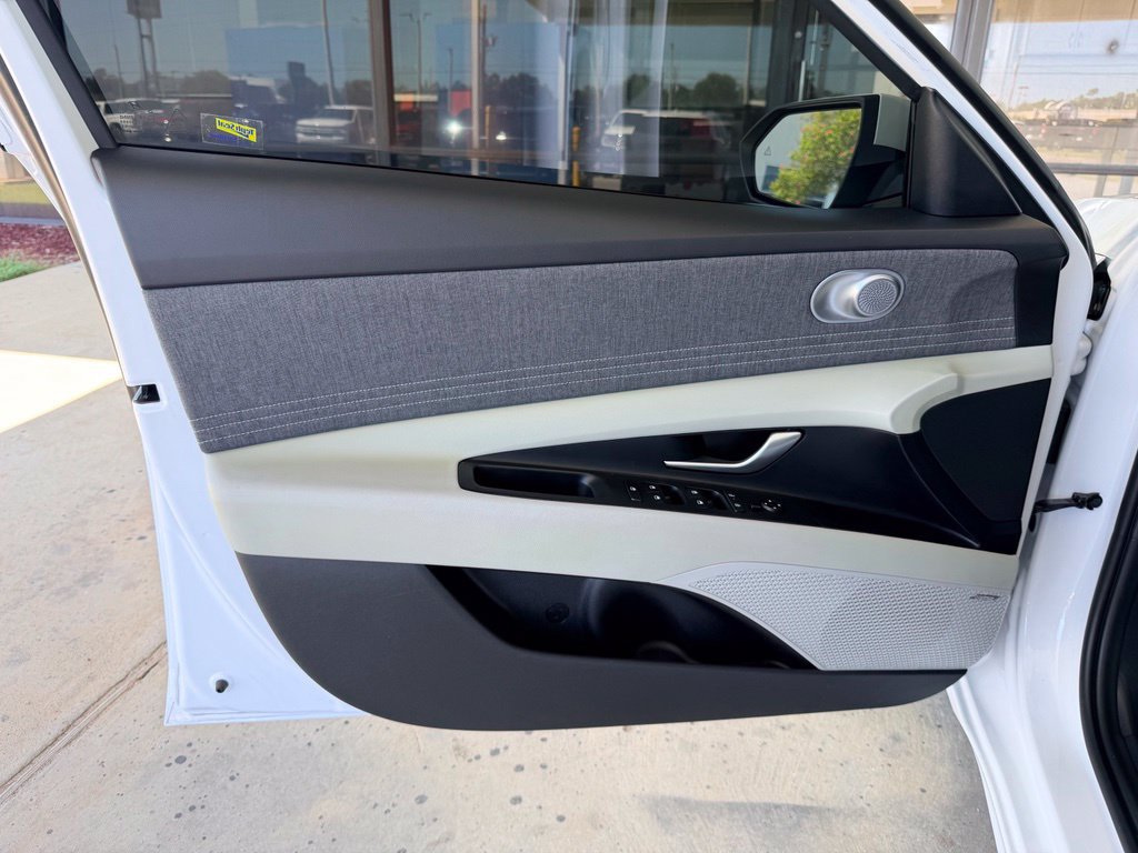 Used 2025 Hyundai Elantra Limited FWD image 11