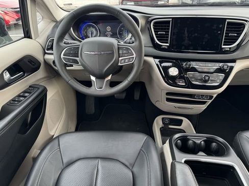 Used 2024 Chrysler Pacifica Touring-L image 11