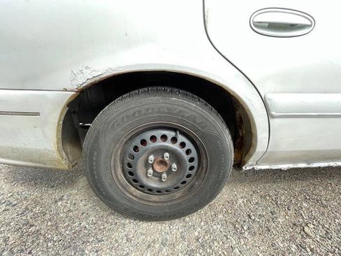 Used 1998 Buick Century Custom FWD image 16