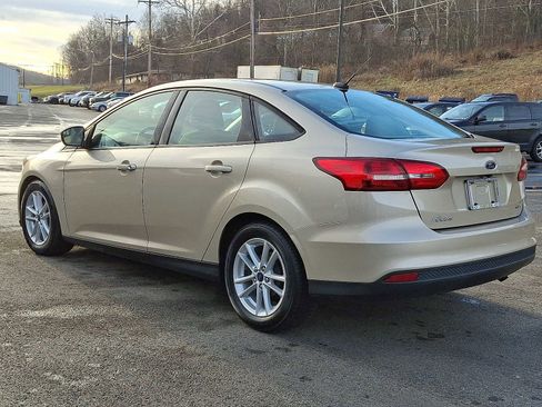 Used 2017 Ford Focus SE image 4