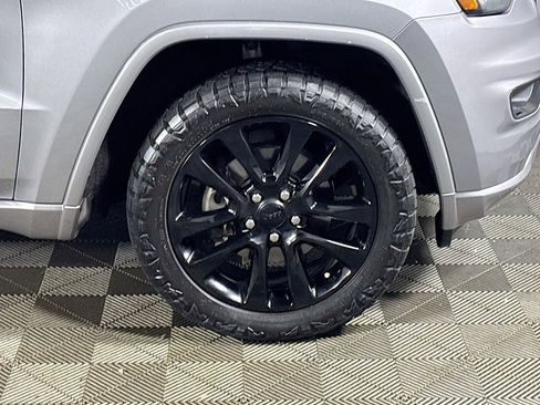Used 2017 Jeep Grand Cherokee Altitude w/ Quick Order Package 23Z AWD/4WD image 24