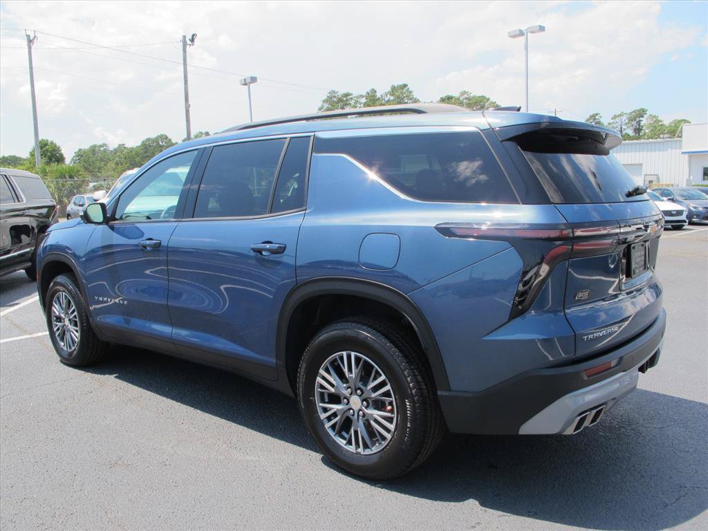 Used 2024 Chevrolet Traverse LT w/ Trailering Package FWD image 5