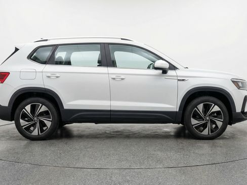 Used 2025 Volkswagen Taos SE AWD/4WD image 11