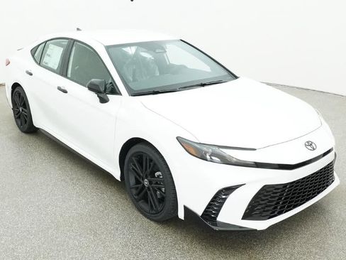 New 2026 Toyota Camry Hybrid FWD image 13