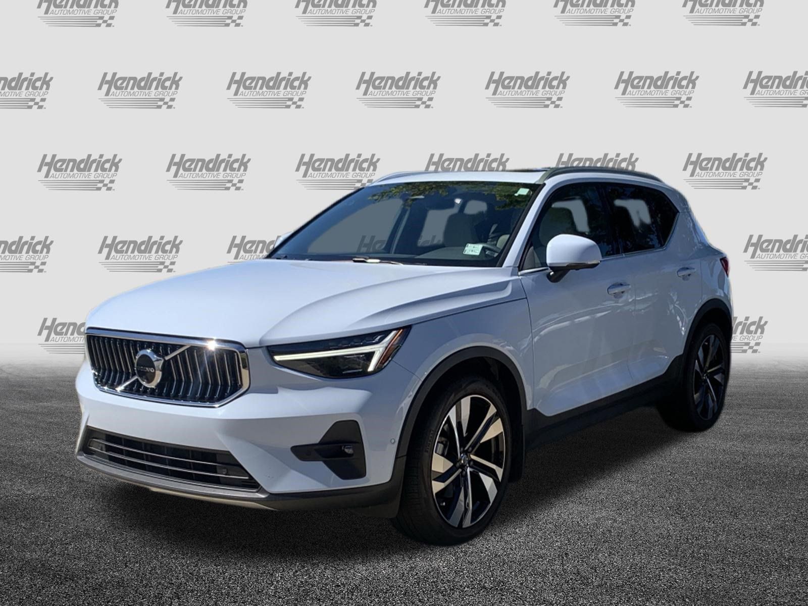 Used 2024 Volvo XC40 B5 Plus w/ Protection Package Premier AWD/4WD image 5