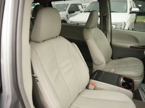 Used 2013 Toyota Sienna XLE w/ Entertainment Pkg FWD image 21