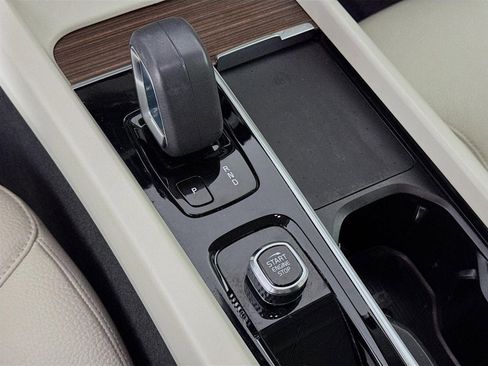 Used 2022 Volvo XC60 B5 Momentum w/ Climate Package image 19