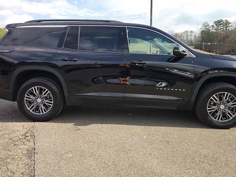 Used 2025 Chevrolet Traverse LT image 18