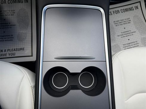 Used 2022 Tesla Model Y Long Range image 31