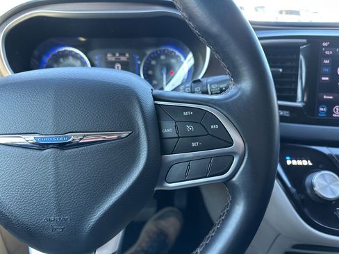 Used 2018 Chrysler Pacifica Touring-L image 16