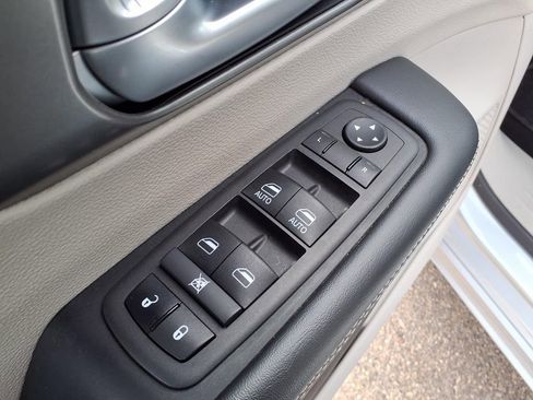 Used 2024 Chrysler Pacifica Touring-L image 19