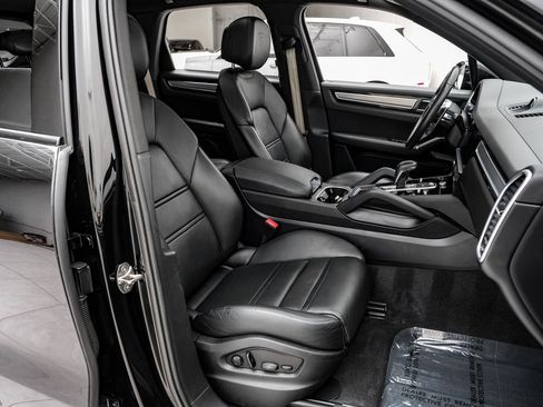 Used 2023 Porsche Cayenne S Platinum w/ Premium Package Plus image 31