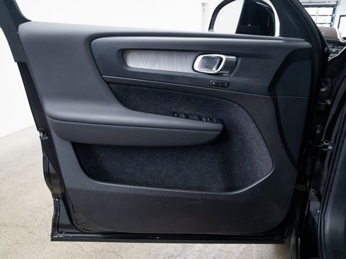 Used 2024 Volvo XC40 B5 Plus image 16