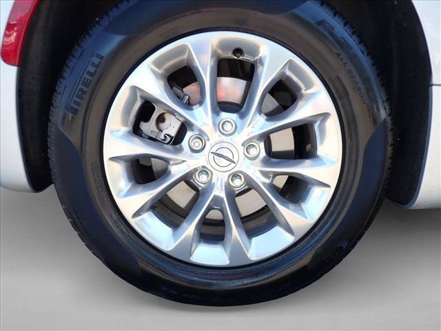 Used 2023 Chrysler Pacifica Touring-L AWD/4WD image 7