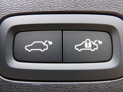 New 2026 Volvo XC60 B5 Plus w/ Protection Package Premier image 25