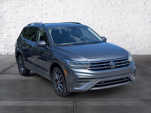 Used 2024 Volkswagen Tiguan SE AWD/4WD image 1