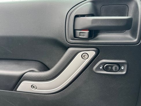 Used 2017 Jeep Wrangler Unlimited Sahara w/ Connectivity Group image 8