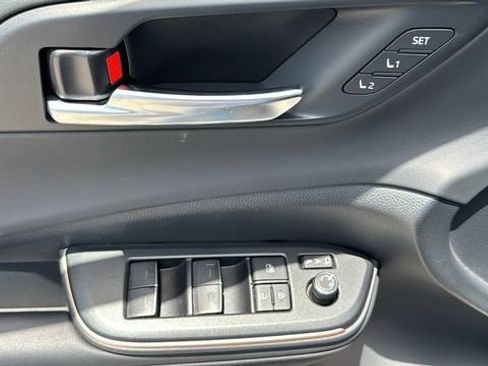 Used 2023 Toyota Crown Platinum image 6