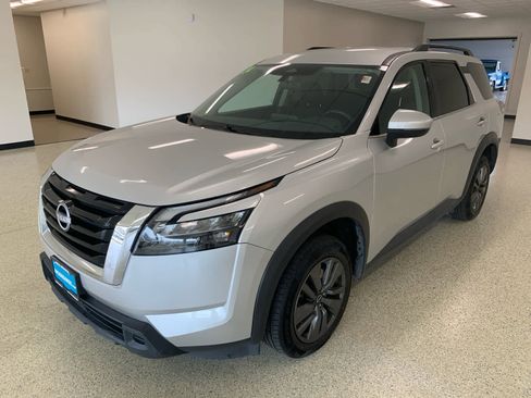 Used 2024 Nissan Pathfinder SV FWD image 2