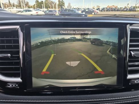 Used 2023 Chrysler Pacifica Touring-L image 12