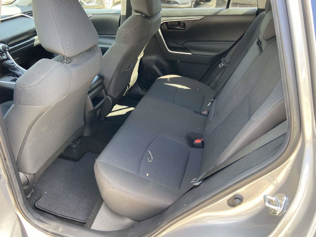 Used 2020 Toyota RAV4 LE AWD/4WD image 17