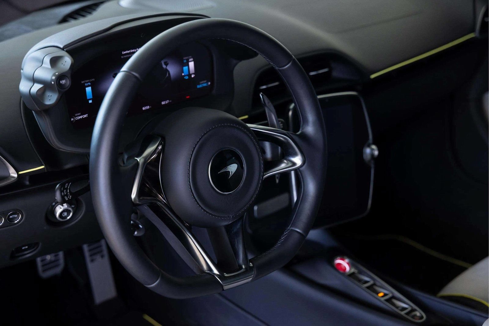 Used 2023 McLaren Artura RWD image 9