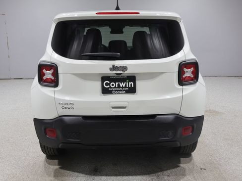 Used 2023 Jeep Renegade Latitude AWD/4WD image 3