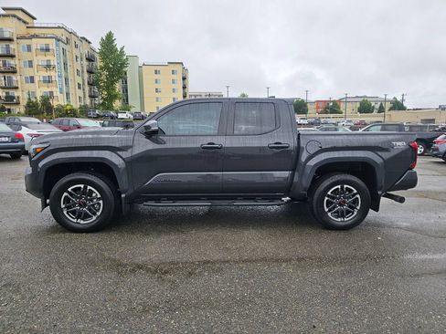 Used 2025 Toyota Tacoma TRD Sport AWD/4WD image 5