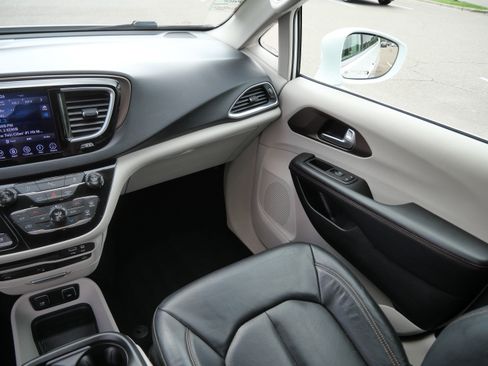 Used 2018 Chrysler Pacifica Touring-L Plus FWD image 11