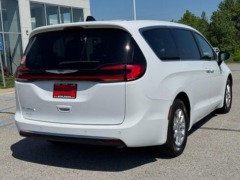 Used 2024 Chrysler Pacifica Touring-L FWD image 4