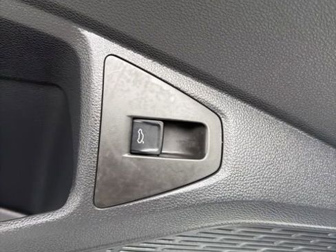 Certified 2025 Volkswagen Jetta SE w/ Sunroof Package image 19